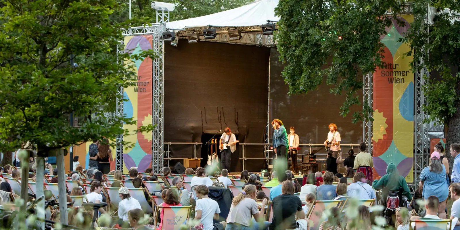 Cordoba78 & Günter Roiss: Die Band Cordoba78 performt auf der Kultursommer-Bühne im Stadtpark Atzgersdorf - begleitet von Gebärdenperformer Günter Roiss.