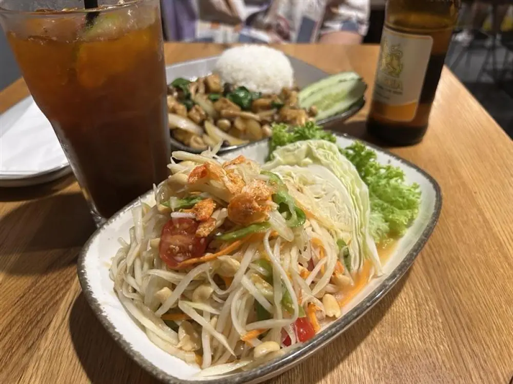 Ein thailändischer Salat und zwei Getränke
