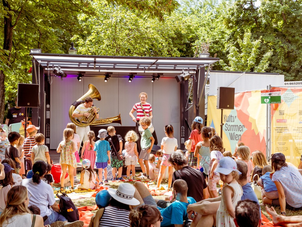 Karin Meissl & Markus Nimmervoll: Karin Meissl und Markus Nimmervoll performen beim Kinderfest im Waldmüllerpark. Sie spielen unter anderem auf einer Tuba.