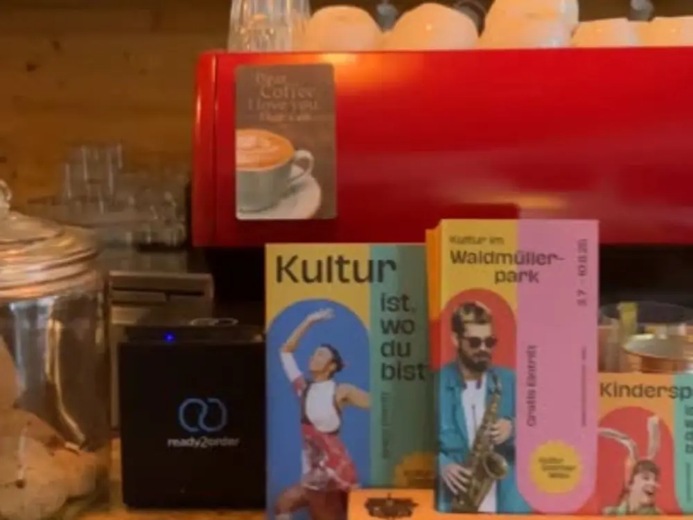 Kultursommerprogramme, die auf einer Bar aufliegen. 