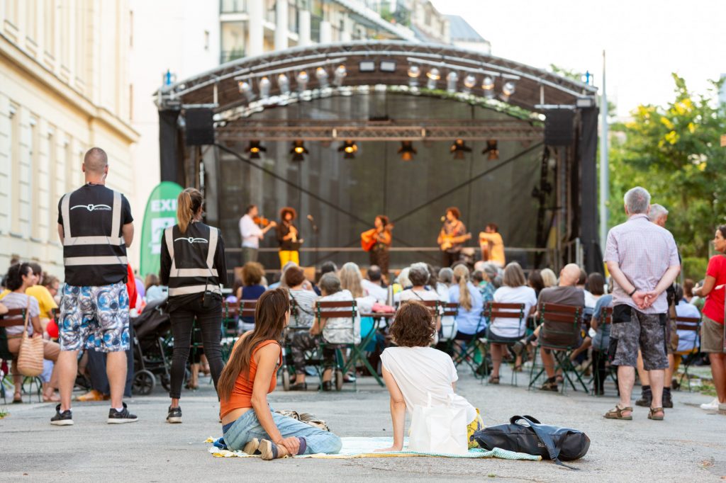 Auf der Bühne in der Muthsamgasse spielt Alexia Chrysomalli ein Konzert für das Publikum des Kultursommer Wien 2022.