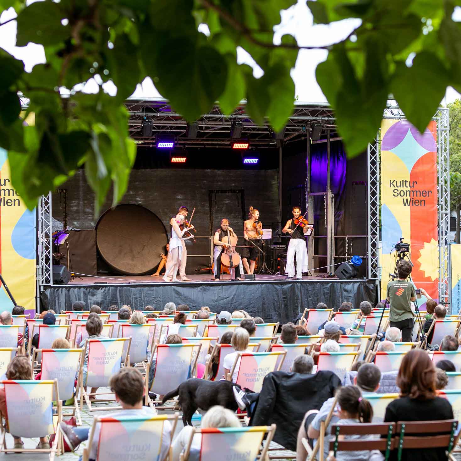 Das Freestyle Orchestra auf der Kultursommer-Bühne am Schrödingerplatz.