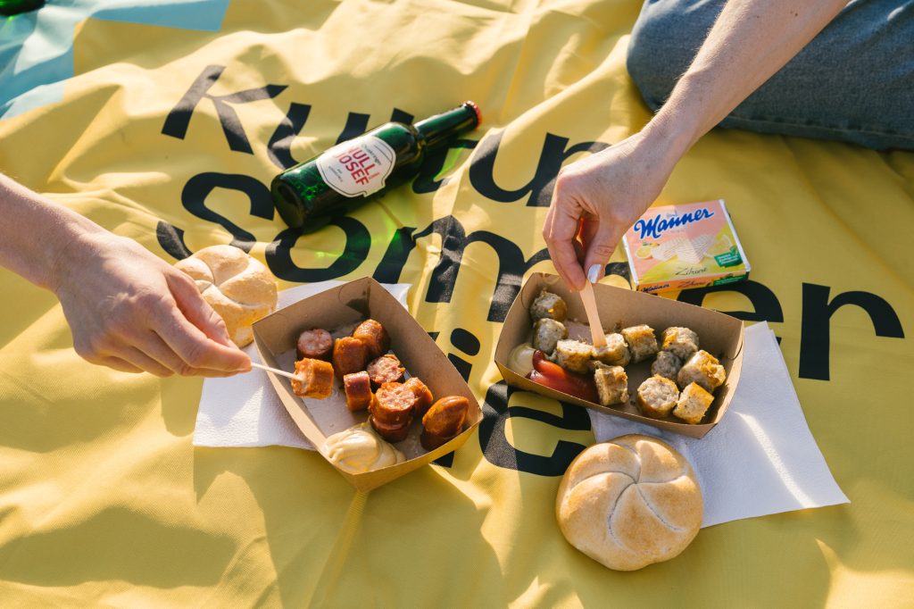 Würstel auf Picknickdecke