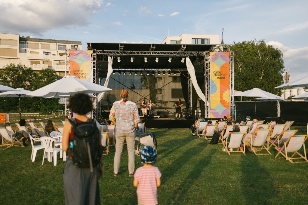 Publikum vor Kultursommerbühne