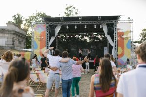 Publikum vor Kultursommerbühne