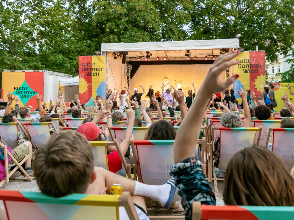 Publikum mit gehobenen Händen bei Skofi im Reithofferpark