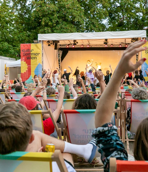 Publikum klatscht vor Bühne