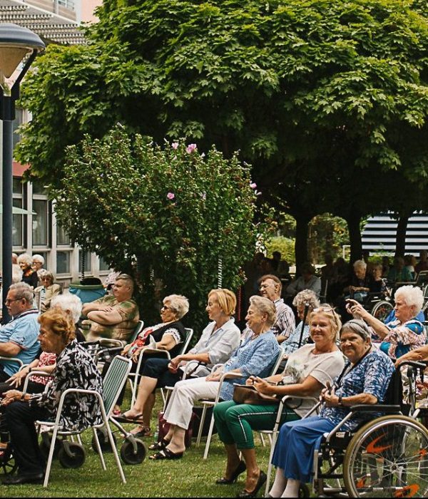 Im Bild sind Pensionist:innen zu sehen, die dem Gartenkonzert im Haus Prater beim Kultursommer Wien 2022 lauschen.