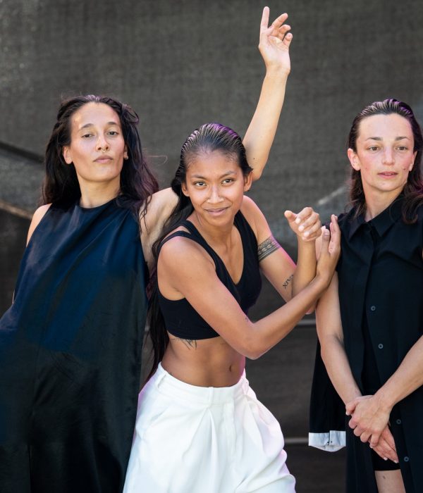Silk Fluegge: Drei Frauen tanzen