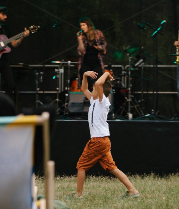 Kind tanzt vor der Bühne