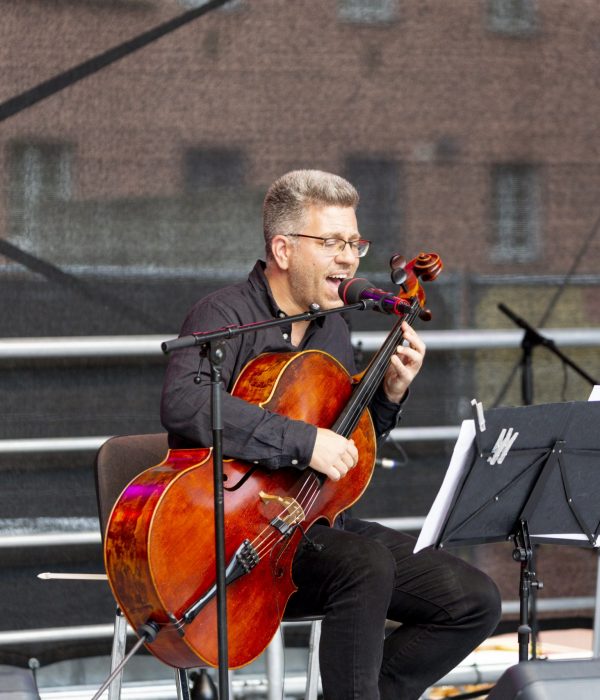 Peter Hudler am Cello auf der Bühne im Karl-Marx-Hof