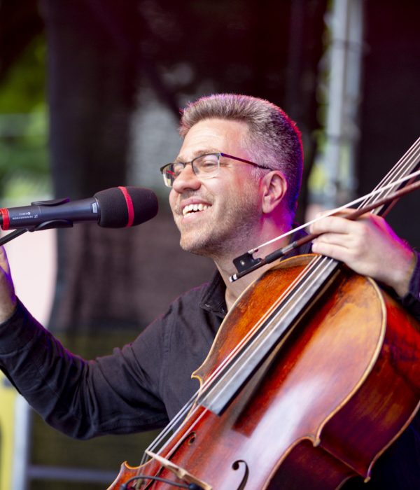 Peter Hudler mit seinem Cello auf der Kultursommer-Bühne