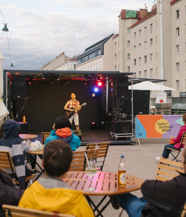 Liedermacher auf der Bühne am Naschmarkt.