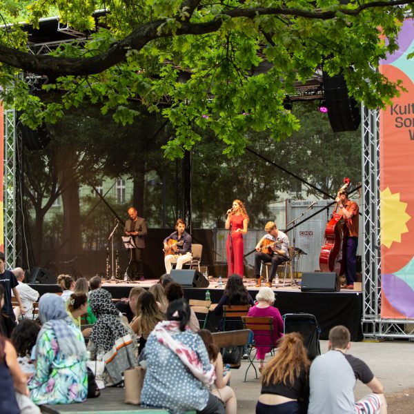 Blick auf die Bühne im Mortarapark. Auf der Bühne spielt Belle Affaire ein Konzert im Rahmen des Kultursommer Wien 2022.