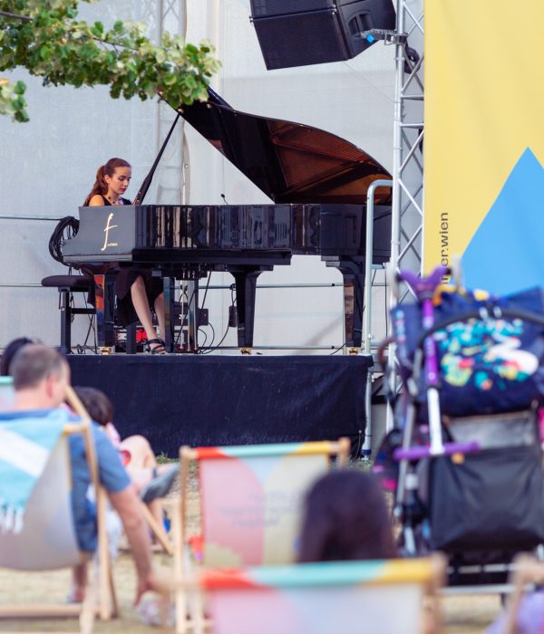 Pianistin Mitra Kotte auf der Bühne bei ihrem Konzert auf der Janis-Joplin-Promenade am 23. Juli 2022 beim Kultursommer Wien