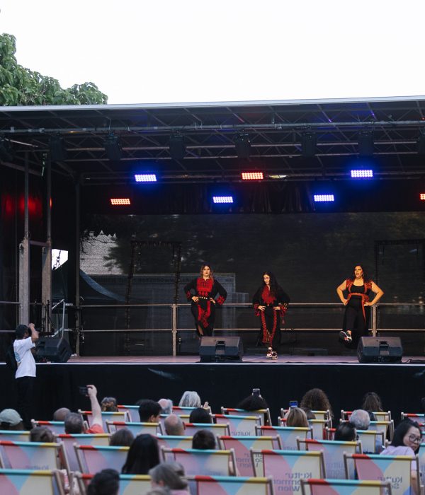IZRAA & Friends auf der Bühne am Schrödingerplatz