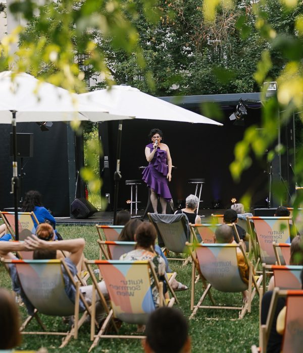 Homolobby auf der Bühne im Währinger Park.