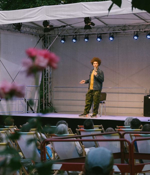Der Kabarettist Reginald Härris auf der Bühne im Reithofferpark