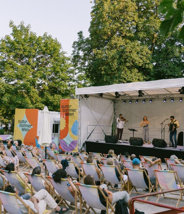 Band auf der Bühne im Reithofferpark mit Pulblikum