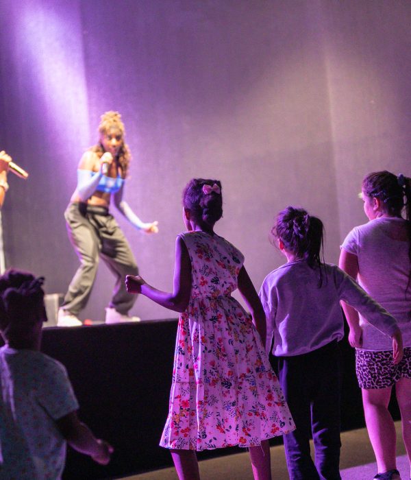 Kinder tanzen vor der Bühne beim Auftritt von La Byle im Mortarapark