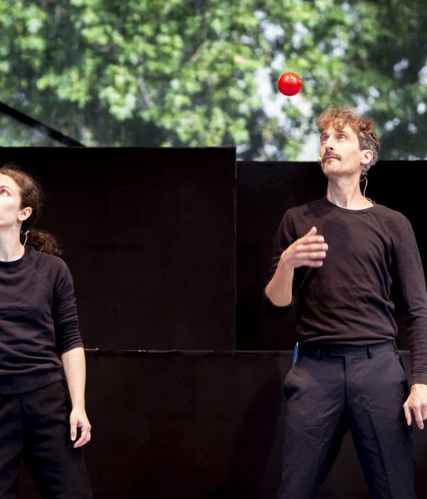 Zirkusaufführung von Compagnie NiE, zwei Künstler*innen auf der Bühne mit Bällen